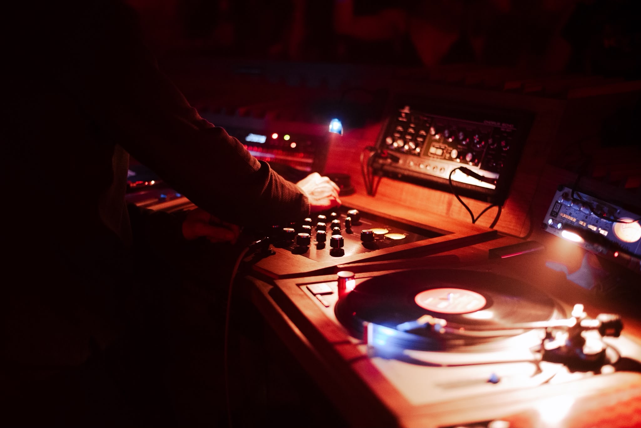 DJ playing vinyl on a Klub Analog dance floor